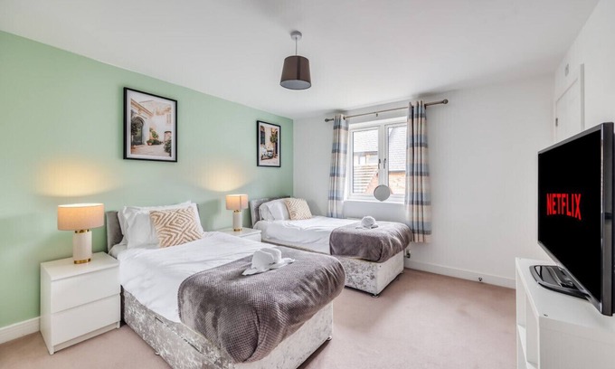 Milton Keynes Casa | Detached House Sleeps 8 Great Location Driveway Parking