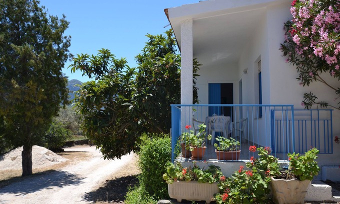Dorgali Casa | casa unifamiliar, rodeada de vegetación con vistas al mar