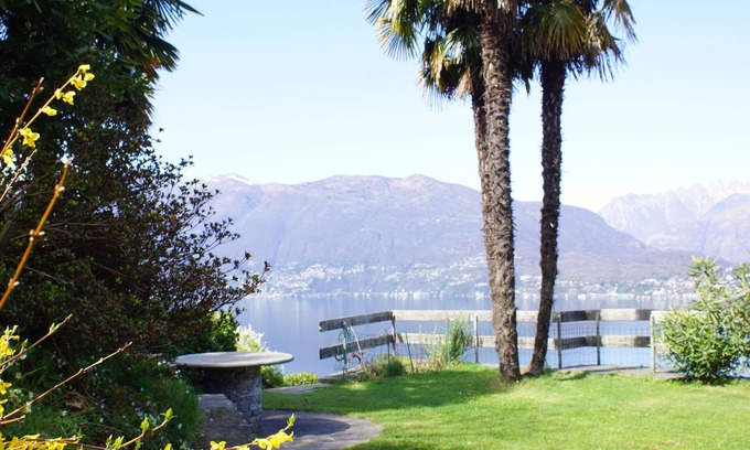 San Nazzaro Casa | Casa unifamiliar con enredaderas, palmeras y vistas de ensueño