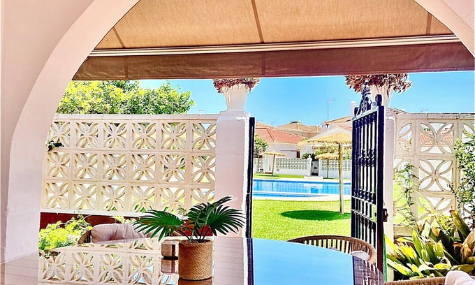 Torremolinos Villa | Casa unifamiliar con piscina, 200m. la playa, restaurantes y tiendas