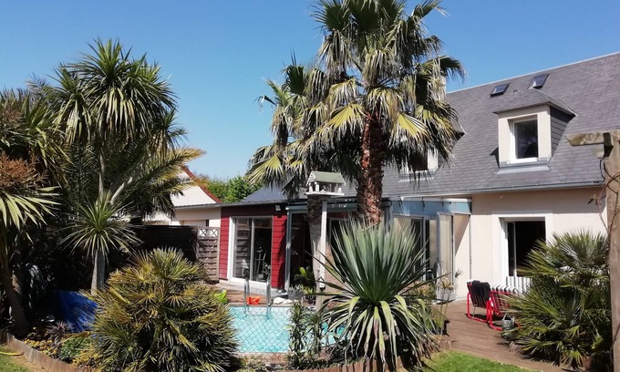Lion-sur-Mer Casa | Detached house with exotic garden, swimming pool near landing beaches