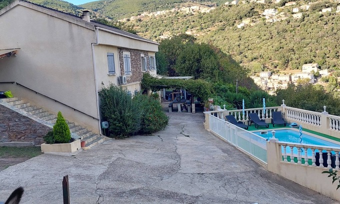 Cardo Apartamento | Casa independiente con vistas a la piscina, al mar y a la montaña.