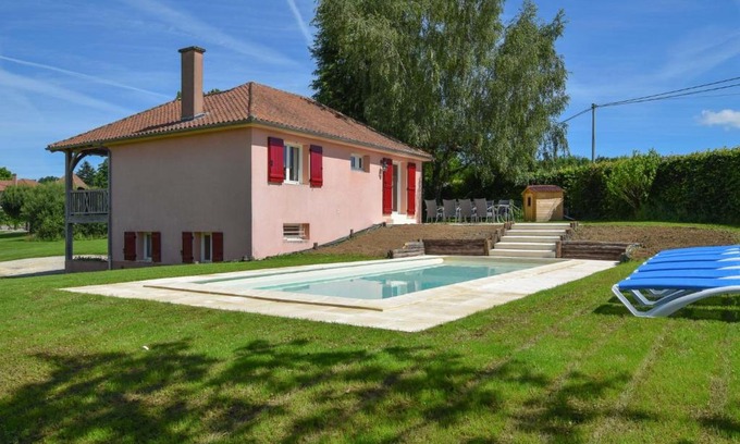Saint-Medard-d'Excideuil Casa | Detached house with stunning views and a private heated swimming pool