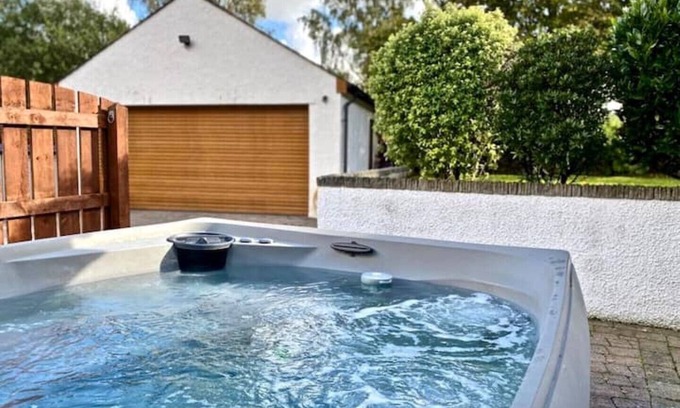 Backbarrow Casa | Detached lakeland cottage, with private hot tub and leisure facilities, pool