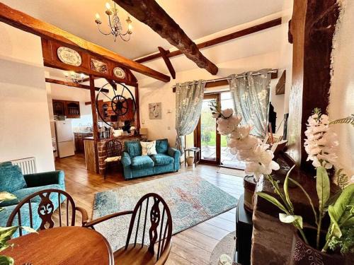 Usk Casa | Detached ONE LEVEL stone barn (Rowan Cottage)