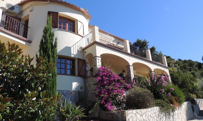 Calonge Villa | Villa Sienna con vistas a la montaña y al mar, jardín, piscina privada + WiFi