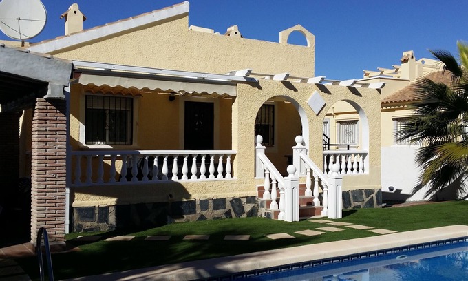 Mazarrón Chalet De Esquí | Villa independiente con barbacoa, piscina climatizada privada y conexión Wi-Fi