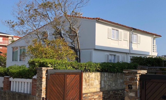 Suances Chalet De Esquí | Chalet independiente con jardín a pie de la playa de La Concha