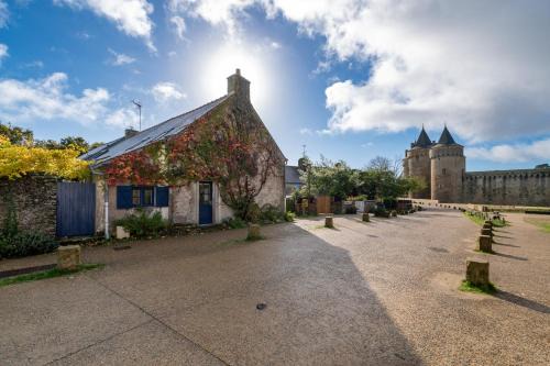 Sarzeau Casa | Devant le Château de Suscinio