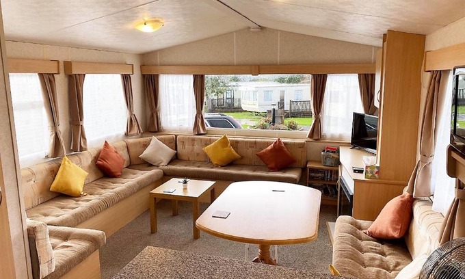 Barnstaple Casa | Devon Barnstaple Self Catering Tarka Holiday Park Free Wi-Fi Spacious Static Caravan sleeps 4 Pets allowed location Devon EX31 4AU Just 6 miles from Saunton Sands Please note no sign written vehicles are allowed to park on the holiday park overnight