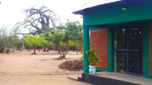 Mfuwe Cabina | Dewclaw Baobob Safari Lodge