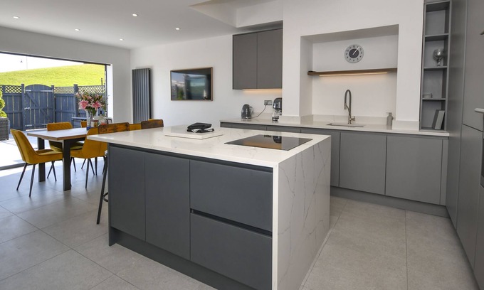 Amble Casa | Dexters Den - Stunning large 3 bedroom cottage with sea views