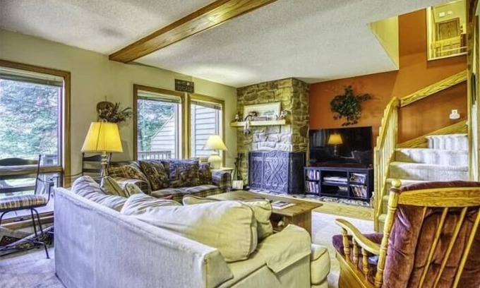 Davis Condominio | Condominio actualizado en Deerfield Village! Chimenea, jacuzzi! ¡Mascota amigable!