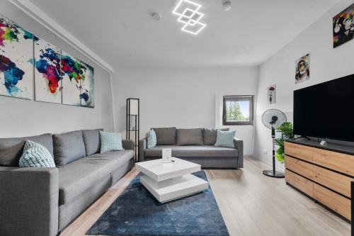 Ruhrort Apartamento | DG - Einfach aber sehr komfortabel - Wohnung für bis zu 12 Personen - Gruppen, Messe, Monteure, Studenten - Voll ausgestattet - 3 Smart-TV 55 Zoll Netflix, 1000 Mbit WLAN, voll ausgestattete Küche