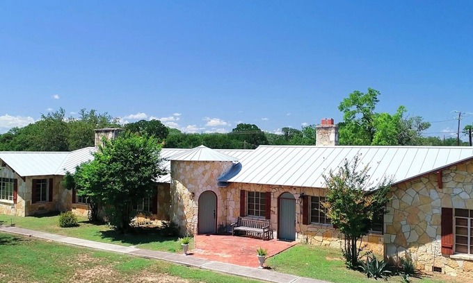 Bandera Cabina | DH RIVER LODGE! Gather your herd here!