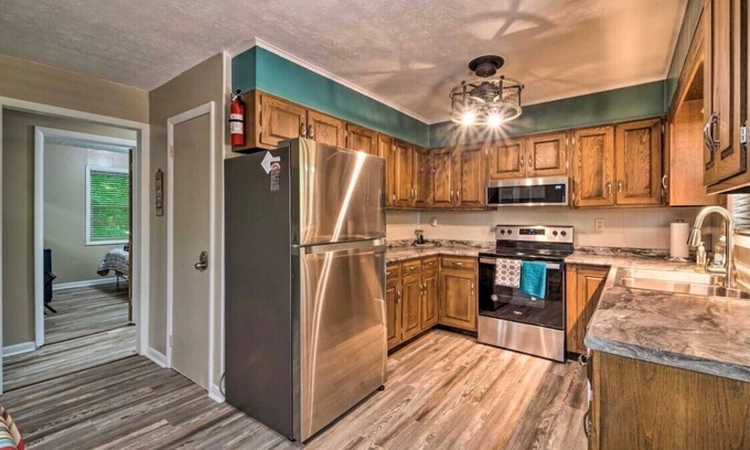 Albany Cabaña | DHL Lake View Escape - 1 mi from Marina!