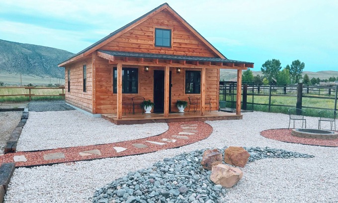 Cody Cabina | Diamond Creek Cabin- newly finished, pet friendly, close to Cody