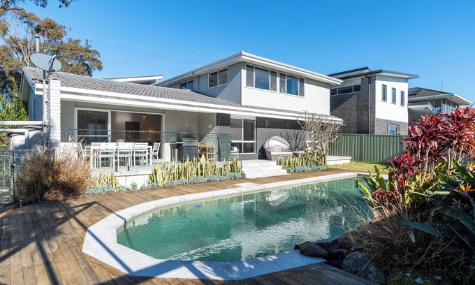 Budgewoi Casa | Diamond Head Manor - Pool, Water Views, Central