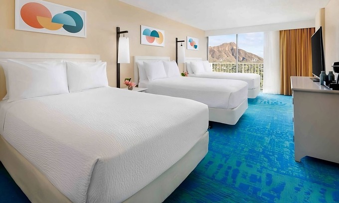 Honolulu Hotel | Diamond Head View Triple Doubles, 2 Relaxing Units, The Twin Fin Hotel