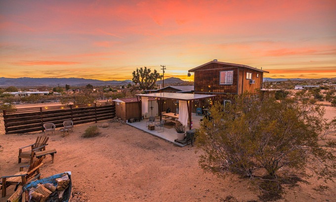 Joshua Tree Casa | Una escapada rústica, que ofrece un espacio creativo para relajarse y pasar tiempo con los demás.