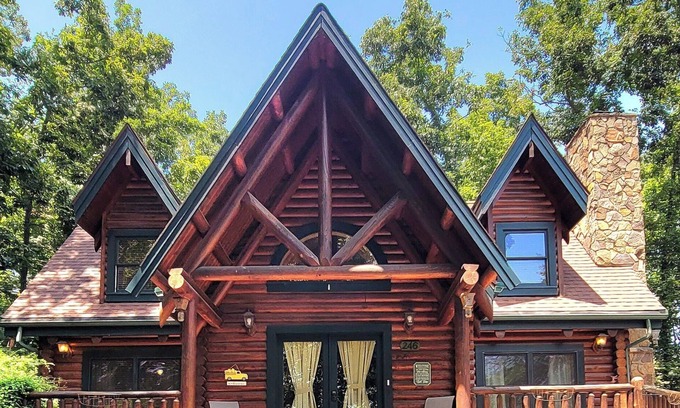 Bristol Cabina | Dice Dagger's Tavern - Large Family-Sized Cabin w/ Gym, RV/EV Hookup!
