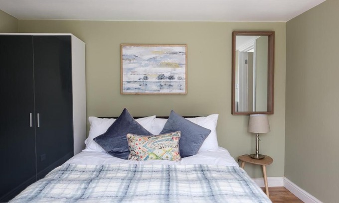Crawley Casa | Dickens Suite- Cozy Suite 15min close to Gatwick
