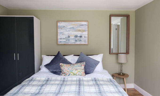 Crawley Casa | Dickens Suite