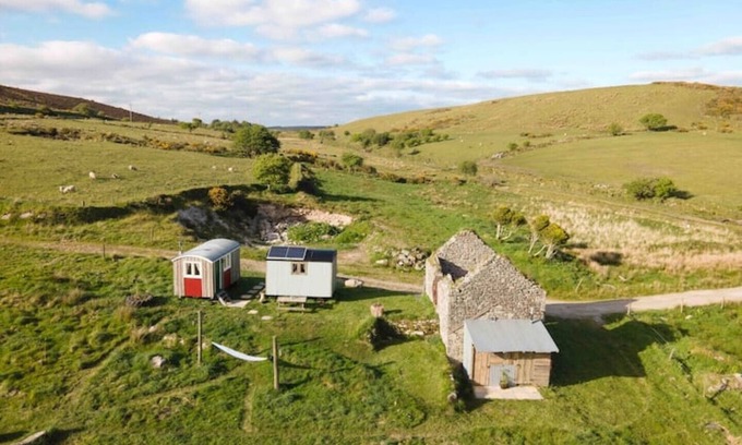 St. Neot Cabina | 'Diddylake' A pair of shepherd huts in the wild.