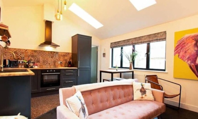 Maidstone Casa | Diesel's Desirable Den, Dogs Welcome, Parking