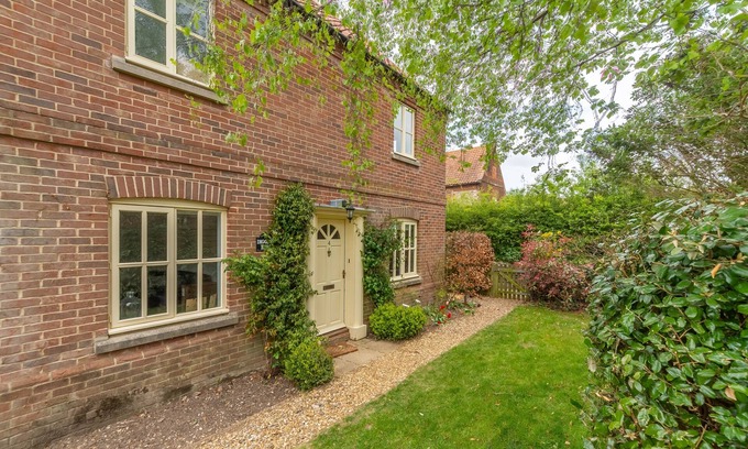 Burnham Market Casa | Una propiedad bien proporcionada y elegantemente amueblada, con estacionamiento privado.