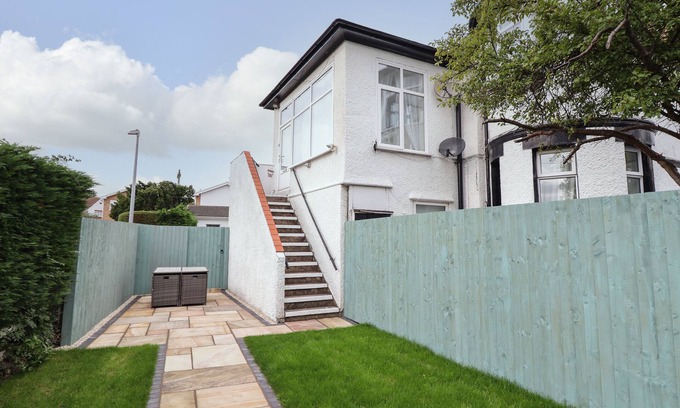 Llandudno Junction Cabaña | DILKUSHA, family friendly, with a garden in Llandudno Junction