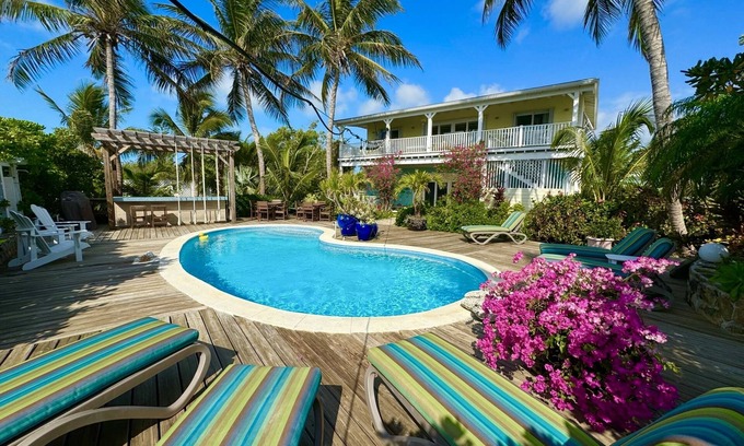 Jimmy Hill Casa | Dillycrab Beach House: SECRETADO Oasis tropical / PISCINA / 3km PLAYA / MESA DE PISCINA / 3 KAYAkS