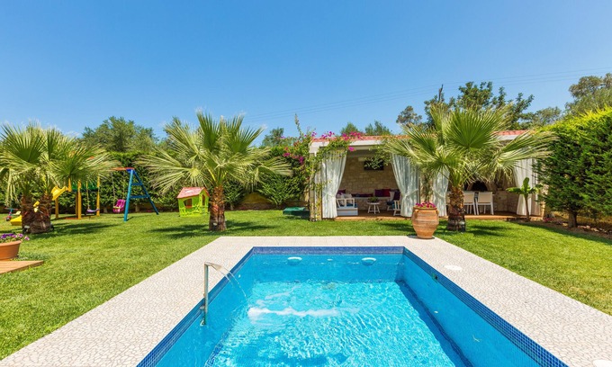 Roumeli Villa | Villa Dimtrios, lujo! Con jacuzzi, piscina privada, gimnasio, ping pong y parque infantil.