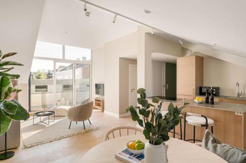 Grunerlokka Apartamento | Dinbnb Apartments Grünerløkka I Penthouse with Private Rooftop I 2-Bedroom with Double Queen Room & 2 Bathrooms