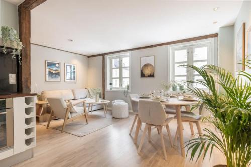 Bergenhus Casa | DINBNB Apartments l 600 m to Bryggen l 3-story house l New in 2023