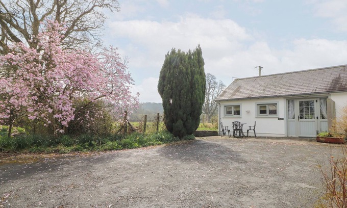 Pentrefelin Cabaña | DINEFWR COTTAGE, pet friendly, character holiday cottage in Llandeilo