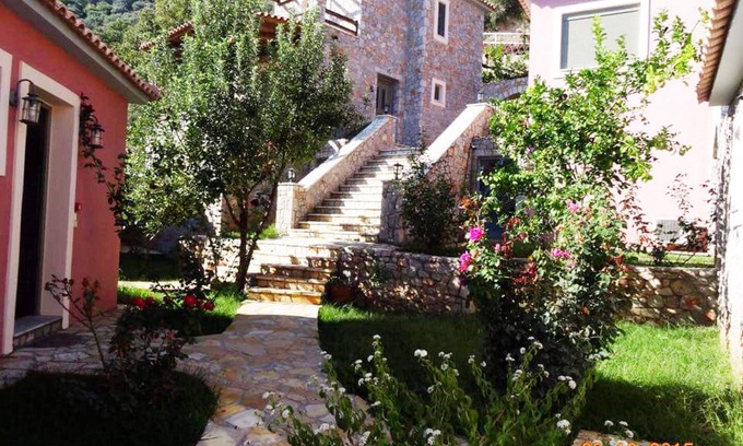 Livadi Villa | DIO PENSIONES VILLA PARNONAS 3 B / R con jardín privado y PISCINA