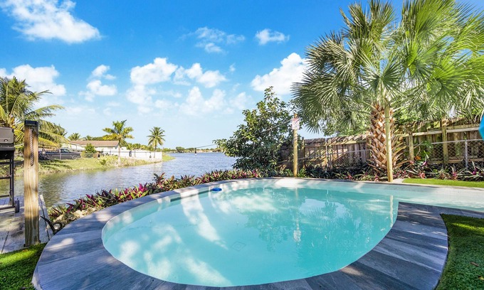 Miami Gardens Casa | Dior Gorgeous Waterfront Villa, Infinity Pool & Hot Tub, Poker & Cinema rooms