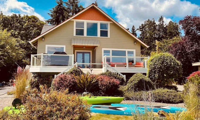 Bremerton Casa | Direct Beach Access: Getaway on Port Orchard!