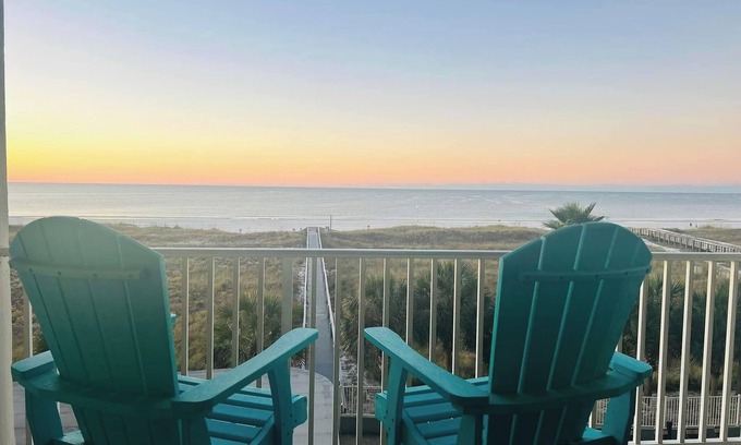 Orange Beach Condominio | Direct BEACH front. Indoor & Outdoor pools. Hot Tub. Sauna