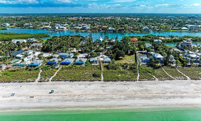 Nokomis Cabaña | Direct Beachfront Cottage-Casey Key/Nokomis Beach-2 bedrooms