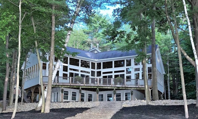 Northville Chalet De Esquí | Direct Lakefront 3-Unit: Hot Tub~Fire Pit~Dock