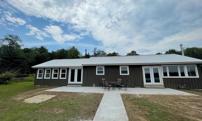 Salisbury Center Cabina | Direct Lakefront Cabin with 3 bedrooms! Serene Getaway!