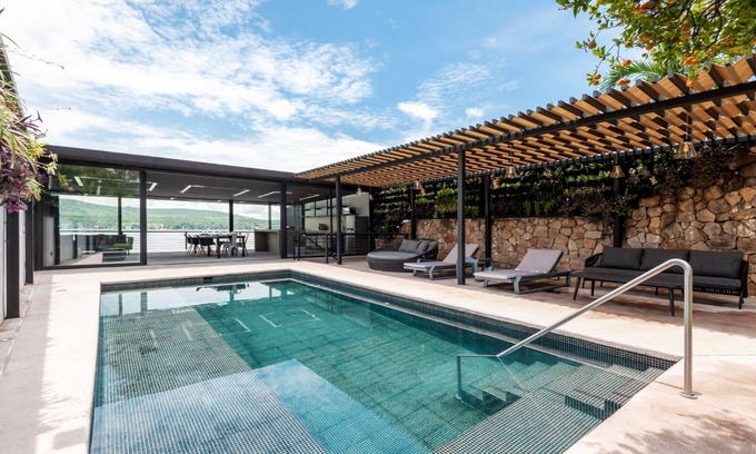 Tequesquitengo Cabaña | Direct lakefront total home in Teques, spa, gym, karaoke, games room, staff