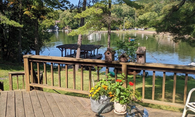 Putnam Station Cabaña | Direct lakefront cottage with wood burning fireplace in great room. Pet friendly
