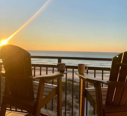 Crescent Beach Apartamento | Direct Ocean Front 3BR/2BA Dog Friendly