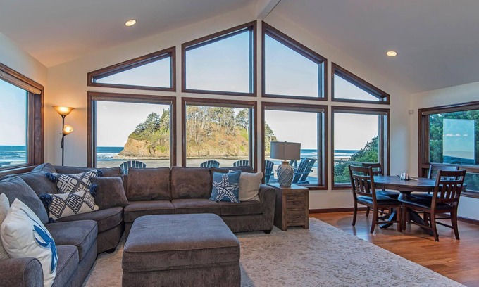 Neskowin Casa | FRENTE AL MAR DIRECTO, recientemente remodelado, 7 BDRM, 5. 5 baños, bañera de hidromasaje, ascensor