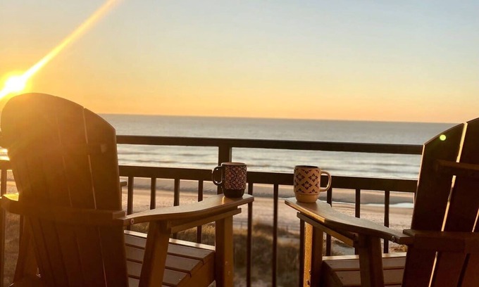 Ash Condominio | Direct Ocean Front 3BR/2BA Dog Friendly Pool Beachfront Dogs welcome