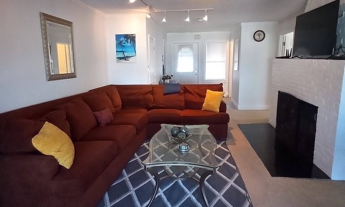Hull Condominio | Direct ocean view 4-bed 2 bath in fabulous Hull with AC,WiFi deck walk to beach