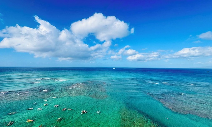 Diamond Head - Kapahulu - St. Louis Condominio | Direct Oceanfront 1,000 sq' corner/end 18th floor condominium unit.
